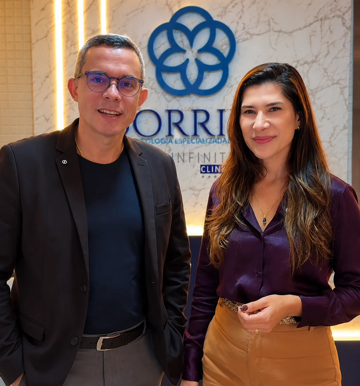Equipe Sorridi na recepção da clínica, em foto enviada pela clínica